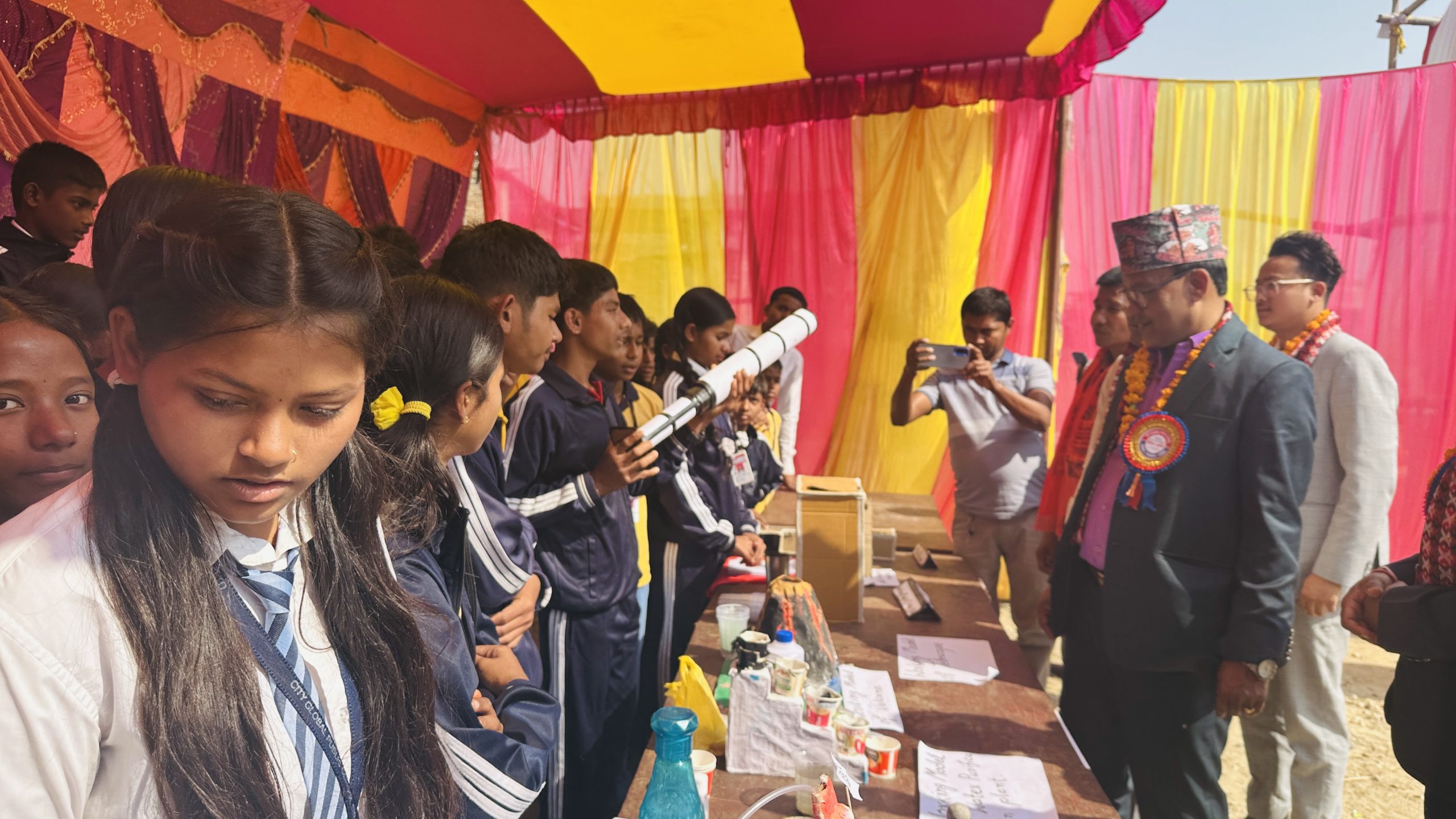 लहानको सिटी ग्लोबल स्कुलमा विज्ञान तथा कला प्रदर्शनीः मेयर चौधरीद्वारा विद्यार्थीको सिर्जनशीलताको प्रशंसा