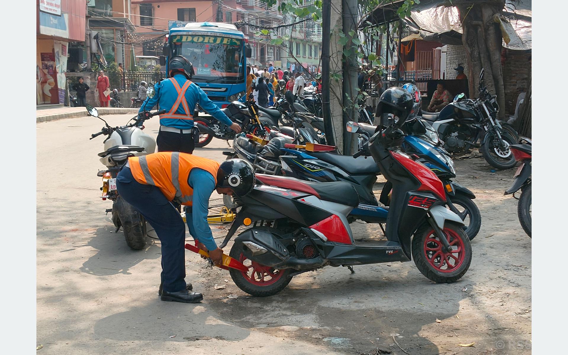 ट्राफिक कारबाहीसँ २४ घण्टामे २१ लाख ४० हजार राजस्व सङ्कलन