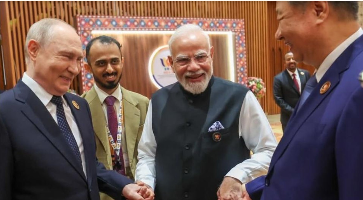 हात समातेर उभिए मोदी, पुटिन र सी, देखियो नयाँ राजनीतिक समीकरण