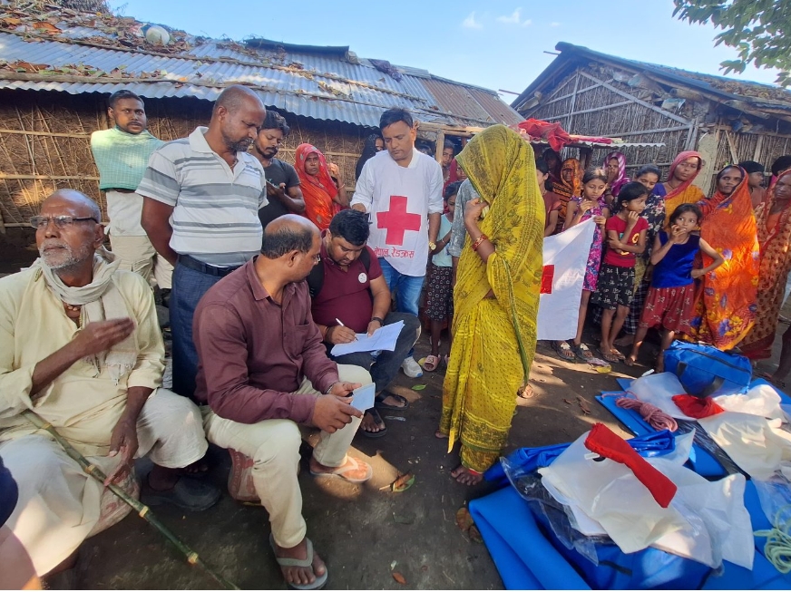 बदगामाका १४ अग्निपीडित परिवारलाई रेडक्रसको राहत